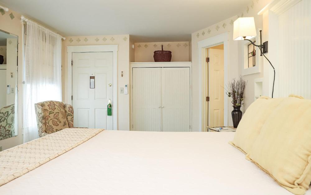 Superior King Room interior